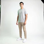Homme portant les Baskets Adidas Advantage 2.0 avec un t-shirt gris et un pantalon beige - BirdNova Algérie