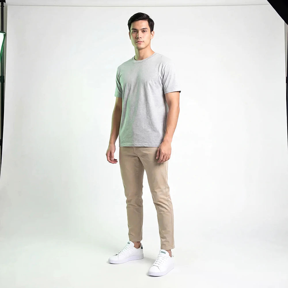 Homme portant les Baskets Adidas Advantage 2.0 avec un t-shirt gris et un pantalon beige - BirdNova Algérie
