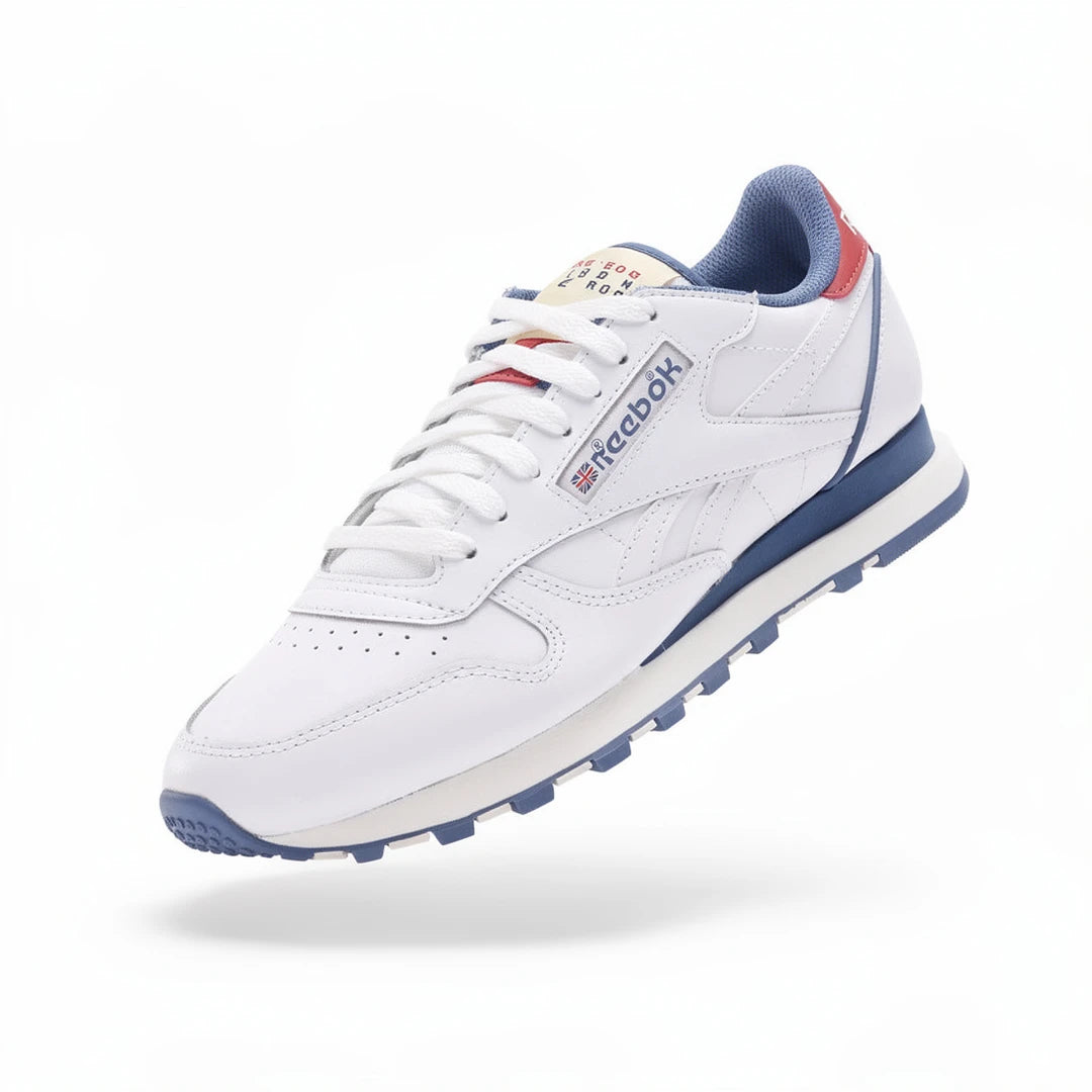 Baskets Hommes Reebok Basket Reebok Classic Leather vue trois-quarts fond studio - BirdNova Algérie