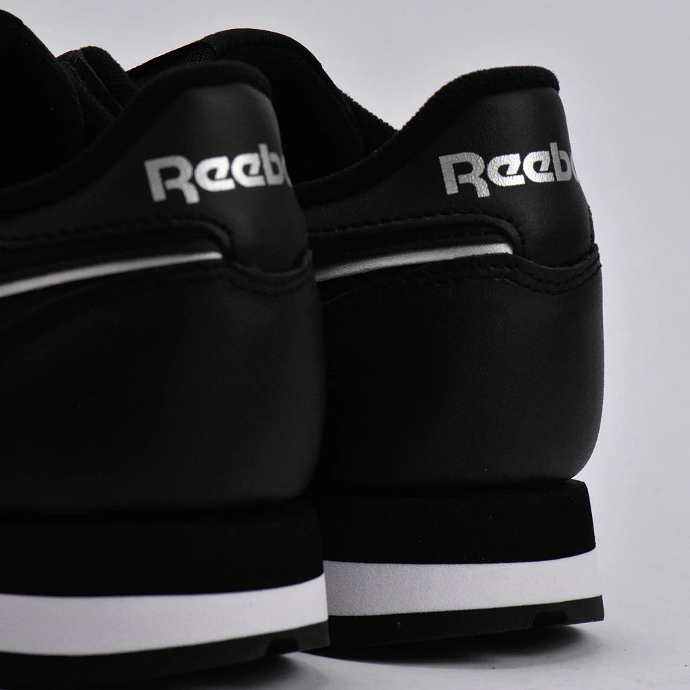 Détail du logo Reebok sur le talon des Baskets Hommes Reebok Classic Leather Black/Black/White - BirdNova Algérie