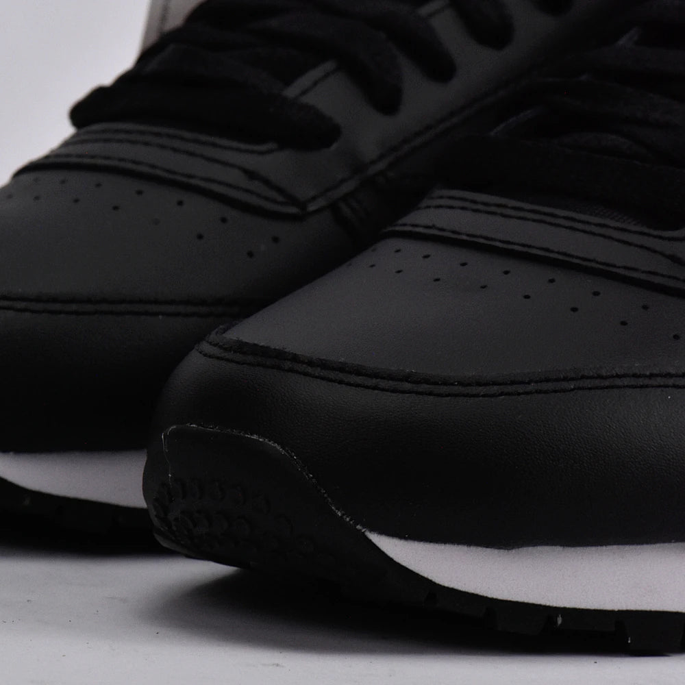 Détail de la pointe et des perforations des Baskets Hommes Reebok Classic Leather Black/Black/White - BirdNova Algérie