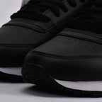 Détail de la pointe et des perforations des Baskets Hommes Reebok Classic Leather Black/Black/White - BirdNova Algérie