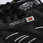 Détail du logo latéral et du drapeau Union Jack des Baskets Hommes Reebok Classic Leather Black/Black/White - BirdNova Algérie