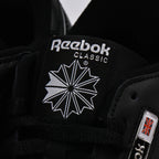 Détail du logo Reebok Classic sur la languette des Baskets Hommes Reebok Classic Leather Black/Black/White - BirdNova Algérie