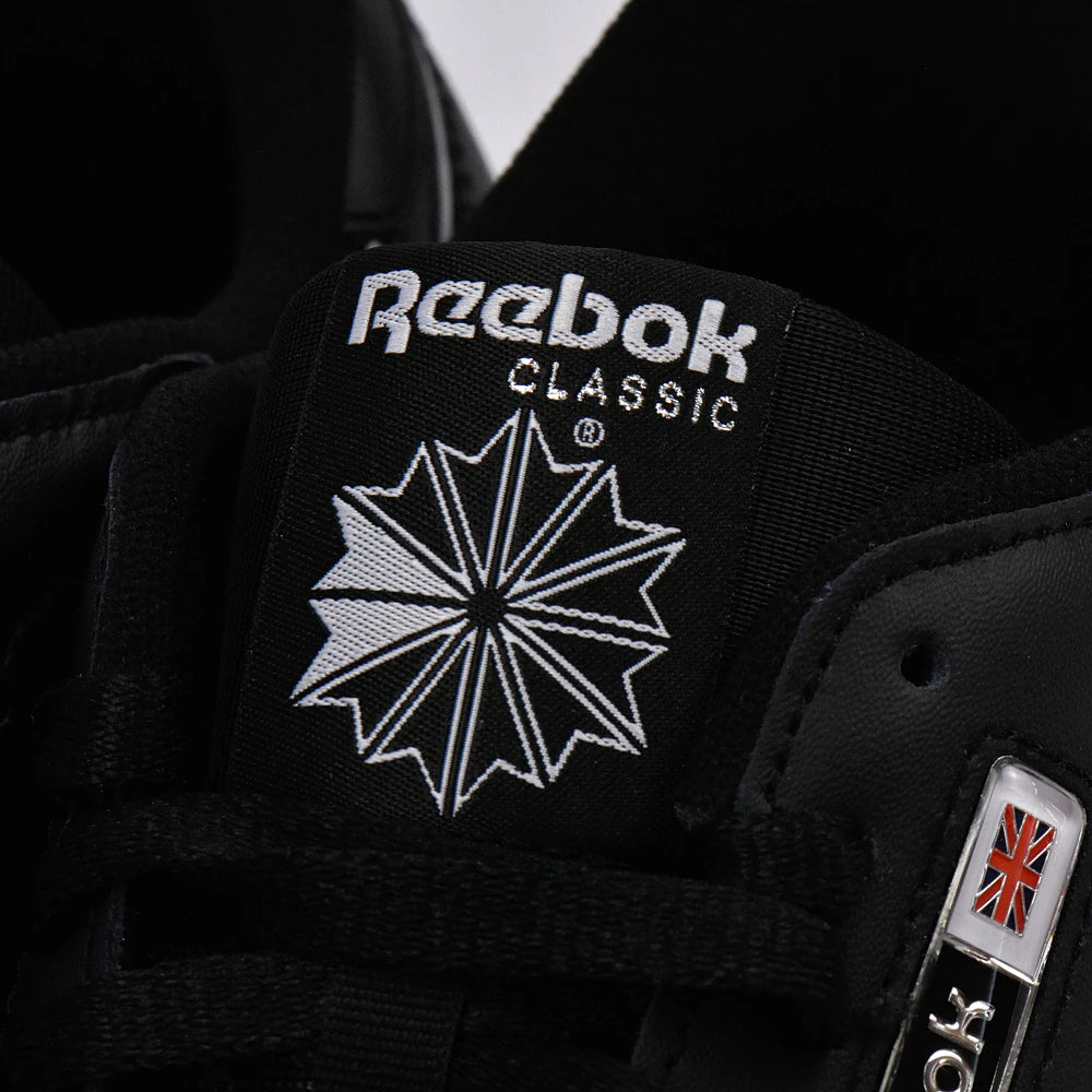 Détail du logo Reebok Classic sur la languette des Baskets Hommes Reebok Classic Leather Black/Black/White - BirdNova Algérie