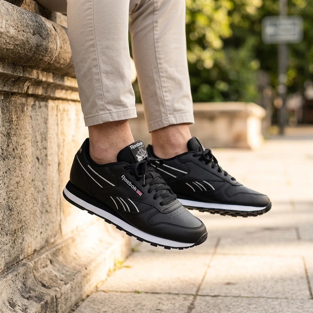 Baskets Hommes Reebok Classic Leather Black/Black/White vue trois-quarts en situation - BirdNova Algérie