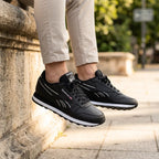 Baskets Hommes Reebok Classic Leather Black/Black/White vue trois-quarts en situation - BirdNova Algérie