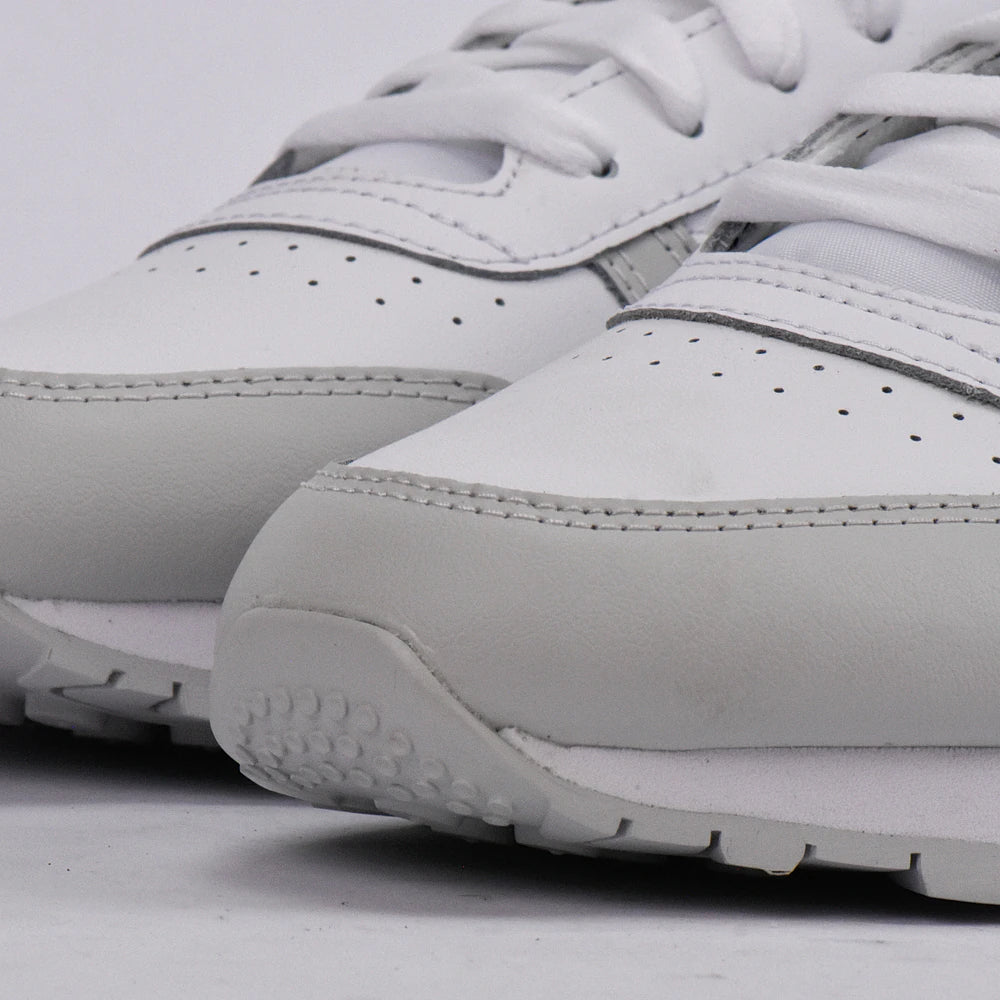 Détail de la pointe et des perforations des Baskets Hommes Reebok Classic Leather Clip Ftwwht/Purgry/Vecb - BirdNova Algérie
