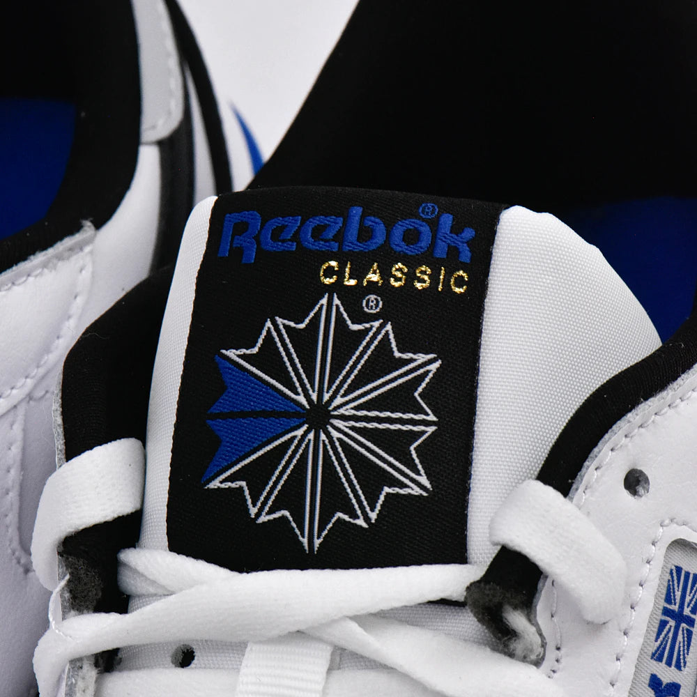 Détail de la languette et du logo Reebok Classic des Baskets Hommes Reebok Classic Leather Clip Ftwwht/Purgry/Vecb - BirdNova Algérie