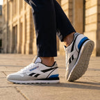 Baskets Hommes Reebok Classic Leather Clip Ftwwht/Purgry/Vecb vue de face en situation - BirdNova Algérie