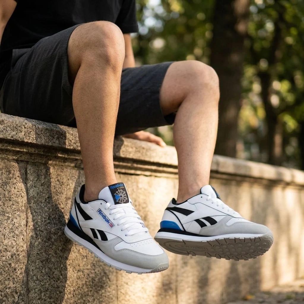 Baskets Hommes Reebok Classic Leather Clip Ftwwht/Purgry/Vecb vue trois-quarts en situation - BirdNova Algérie