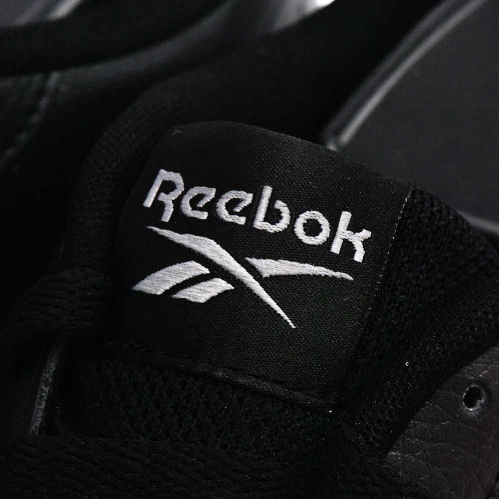 Détail logo Reebok sur la languette des Baskets Hommes Reebok Ramble Black/Black/Grey5 - BirdNova Algérie