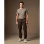 Depart Jogger Slim Marron Homme porté avec t-shirt clair et sneakers blanches — original BirdNova Algérie