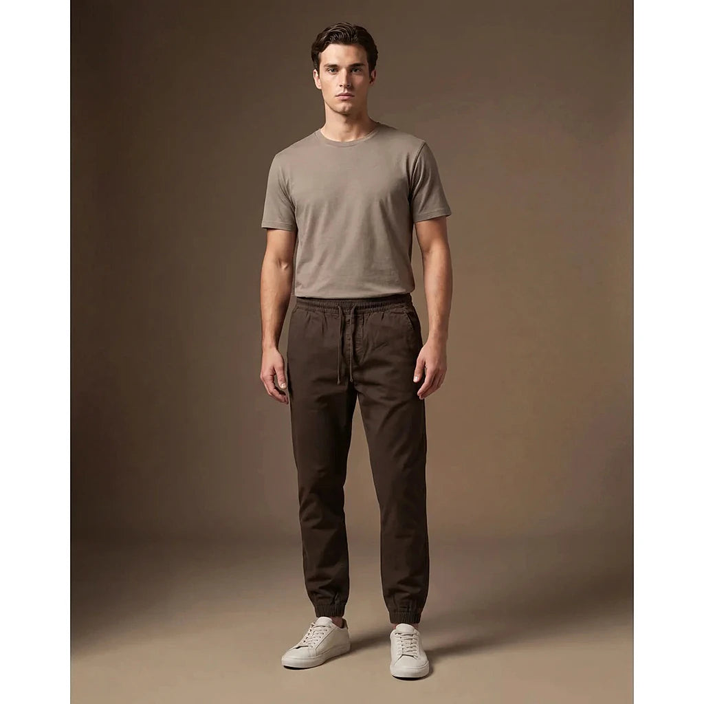 Depart Jogger Slim Marron Homme porté avec t-shirt clair et sneakers blanches — original BirdNova Algérie