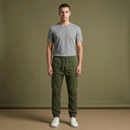 Depart Jogger Slim Vert Militaire porté avec t-shirt gris et sneakers blanches — original BirdNova Algérie