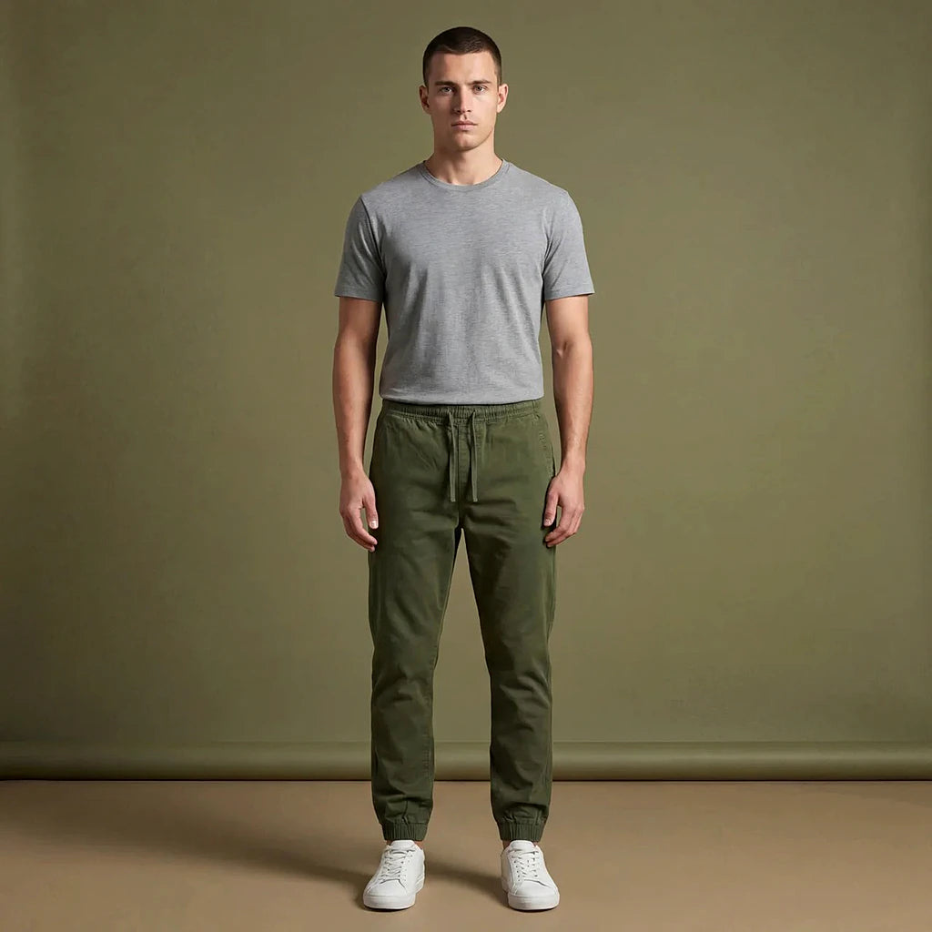 Depart Jogger Slim Vert Militaire porté avec t-shirt gris et sneakers blanches — original BirdNova Algérie