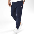 Reebok Jogging Vector Marine Homme porté de trois quarts avec sneakers blanches — original BirdNova Algérie