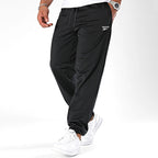 Reebok Jogging Noir Tissé Homme, vue de face portée avec baskets blanches, BirdNova Algérie