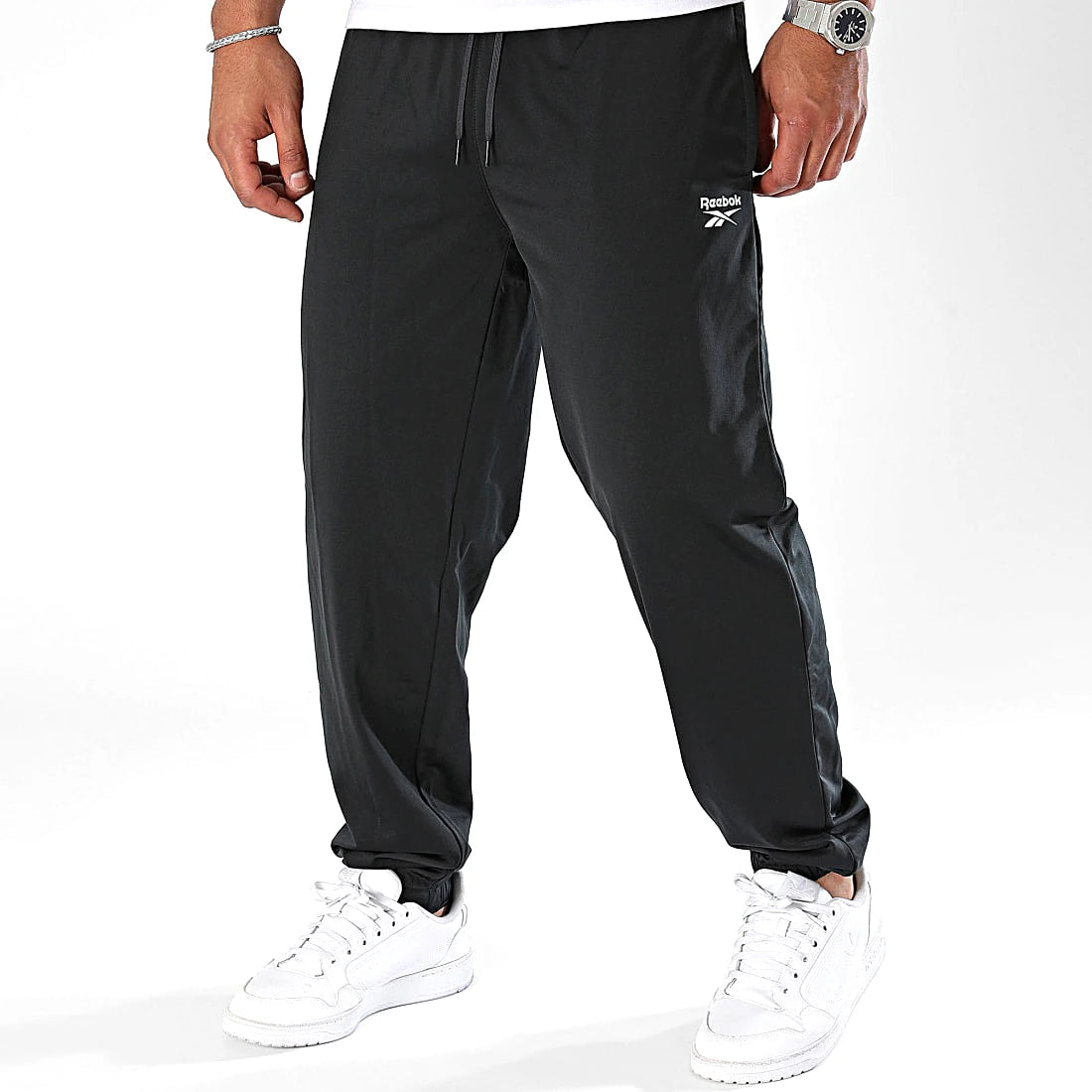 Reebok Jogging Noir Tissé, vue de trois quarts avec chevilles élastiquées, BirdNova Algérie
