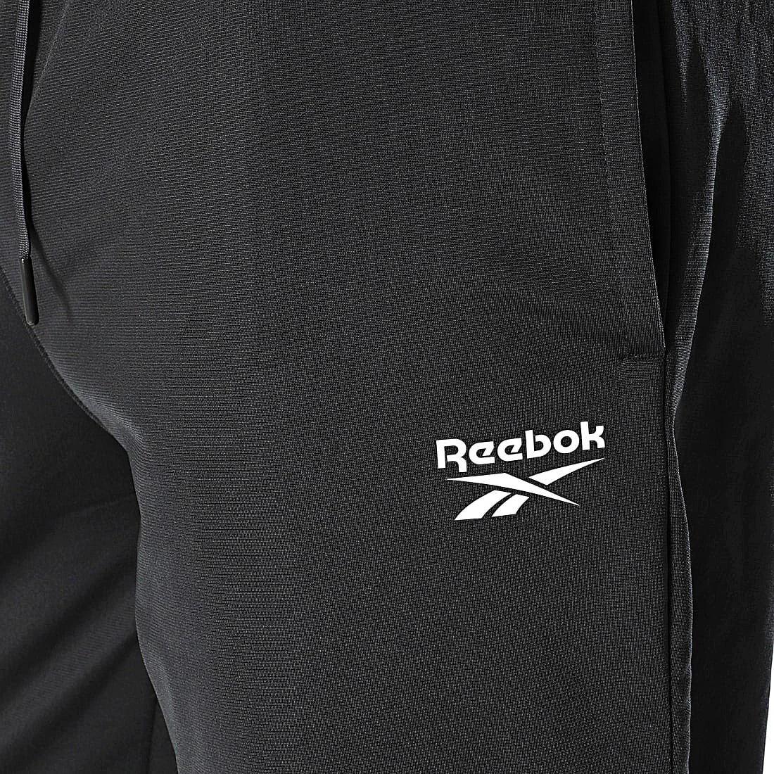 Reebok Jogging Noir Tissé, gros plan sur le logo blanc de la cuisse, BirdNova Algérie