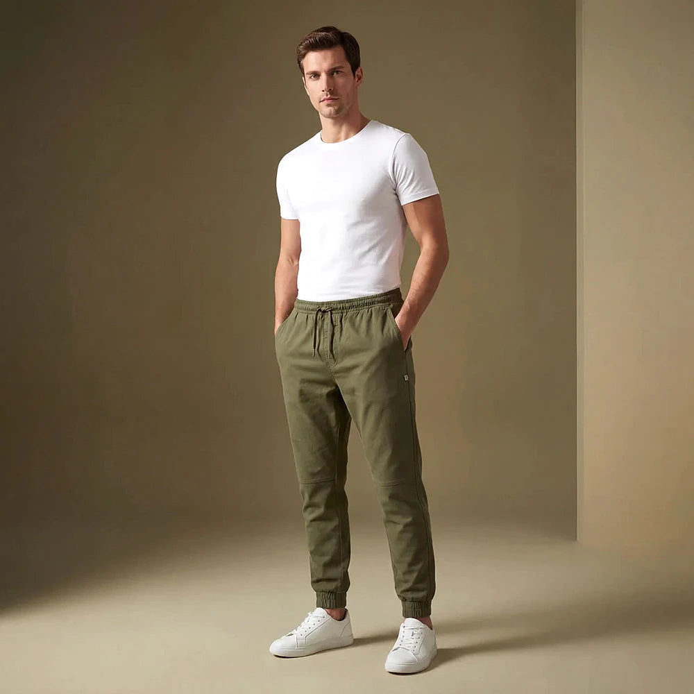 Homme portant le pantalon Lumberjack Jogger Kaki avec un t-shirt blanc et des baskets - BirdNova Algérie