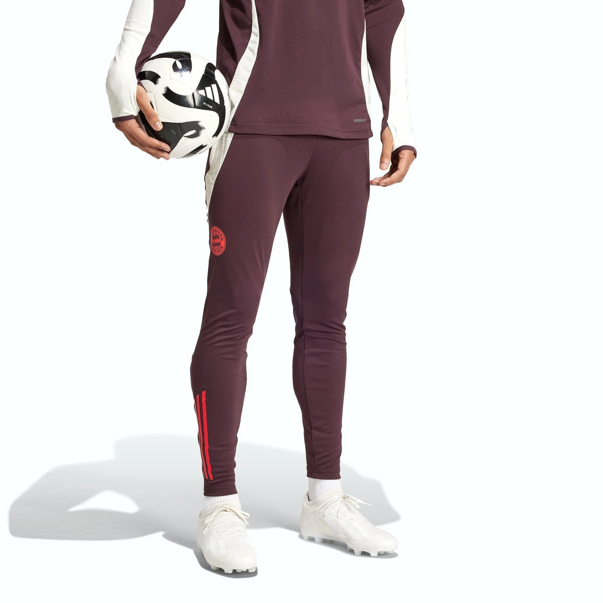 Adidas Pantalon Bayern Prune, vue de face avec ballon, BirdNova Algérie