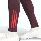 Adidas Pantalon Bayern Prune, gros plan sur les trois bandes rouges du mollet, BirdNova Algérie