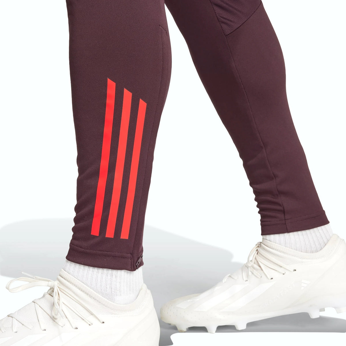 Adidas Pantalon Bayern Prune, gros plan sur les trois bandes rouges du mollet, BirdNova Algérie