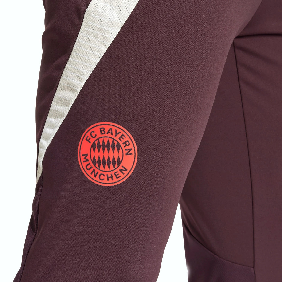 Adidas Pantalon Bayern Prune, gros plan sur le blason rouge et l'empiècement crème, BirdNova Algérie