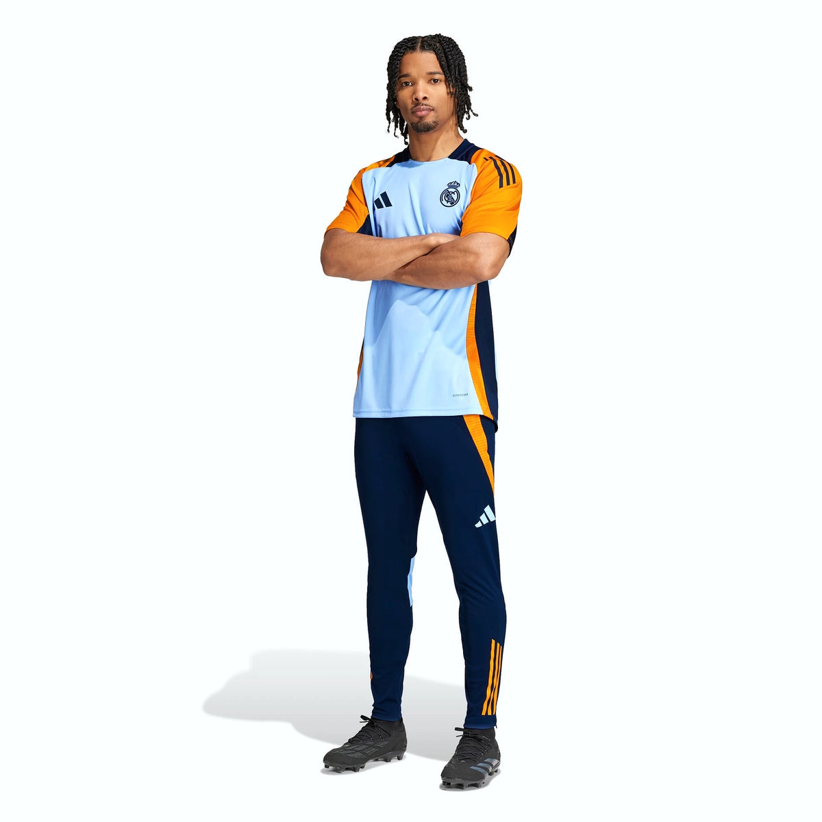 Adidas Pantalon Real Madrid Marine Homme, vue en pied portée avec le haut du club, BirdNova Algérie