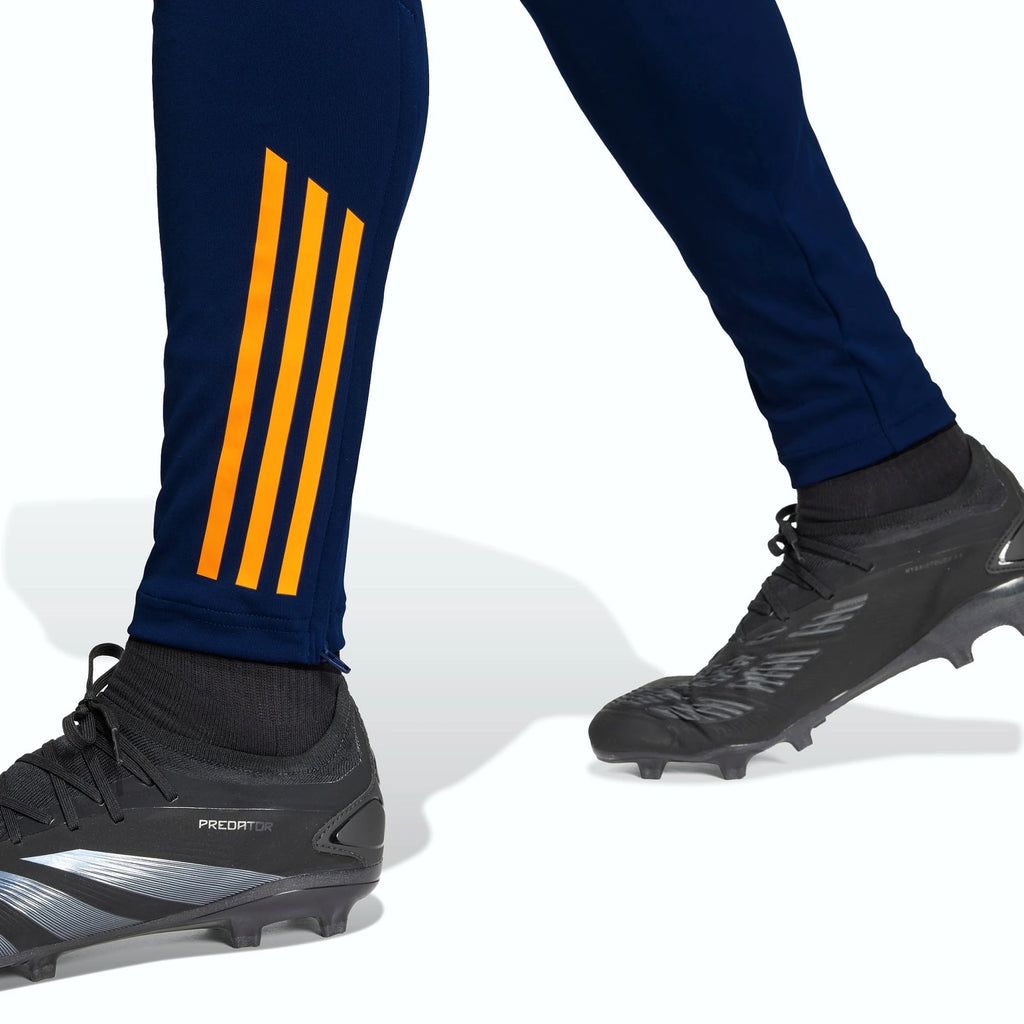 Adidas Pantalon Real Madrid Marine, gros plan sur les trois bandes orange de la cheville, BirdNova Algérie