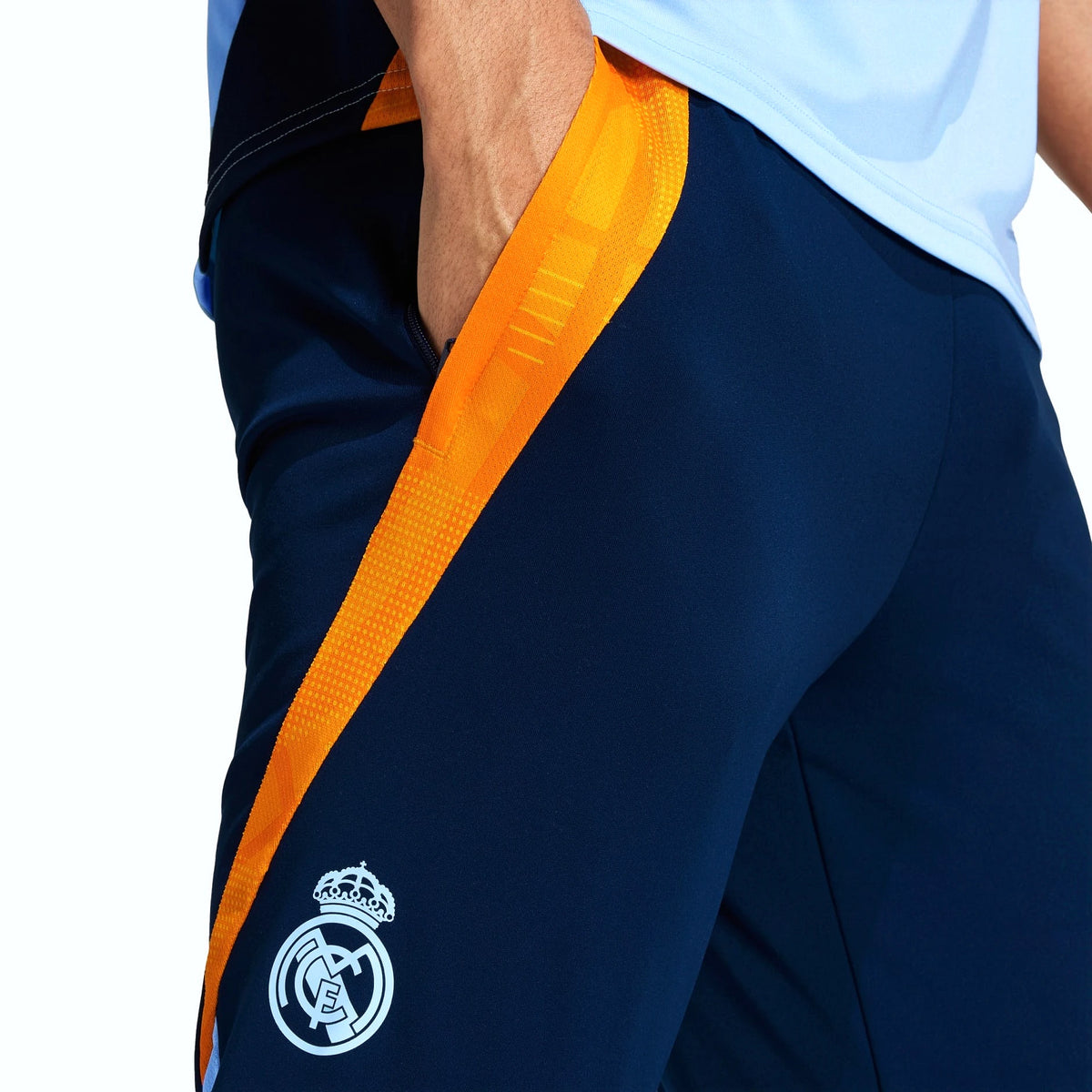 Adidas Pantalon Real Madrid Marine, gros plan sur la poche, le liseré orange et l'écusson, BirdNova Algérie