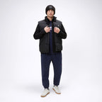 Reebok Jogging Bleu Marine Homme porté avec doudoune noire sans manches — original BirdNova Algérie