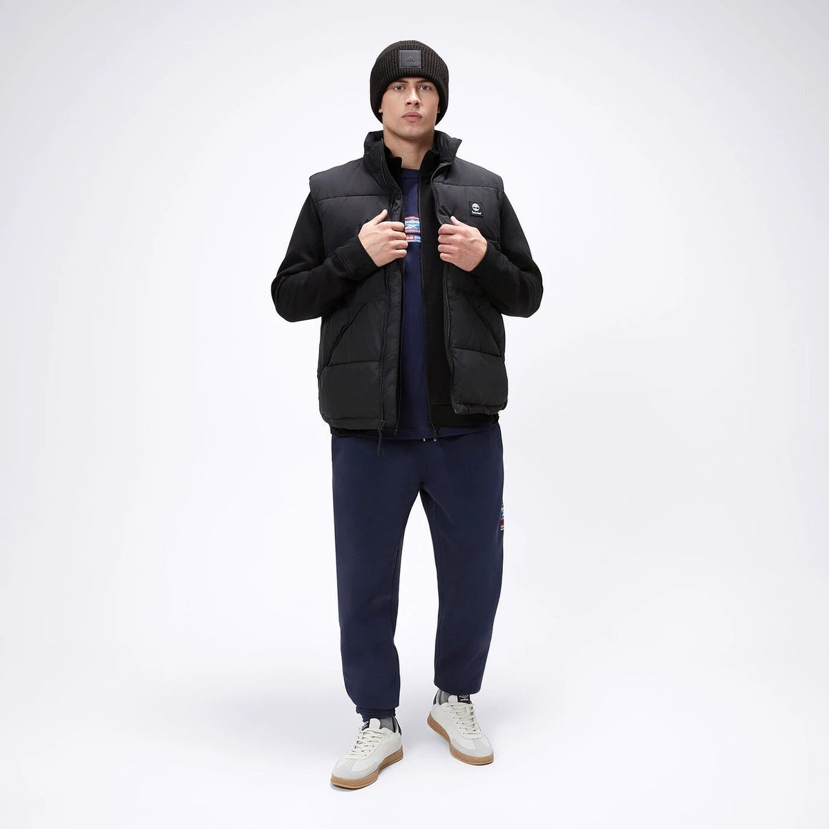 Reebok Jogging Bleu Marine Homme porté avec doudoune noire sans manches — original BirdNova Algérie