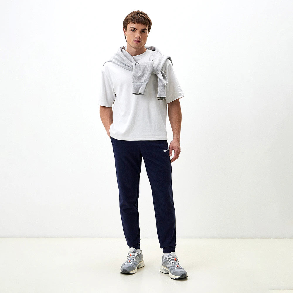 Reebok Pantalon De Sport Marine, vue en pied avec t-shirt blanc, BirdNova Algérie