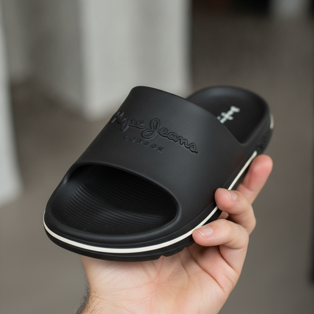 Detail logo authentique Pepe Jeans Beach Slide Noire - original BirdNova Algerie