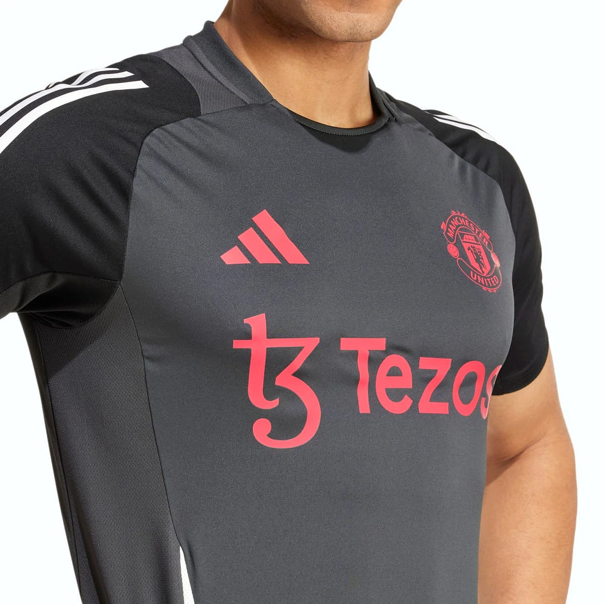 Sponsor rouge et écusson du maillot Manchester United en gros plan — BirdNova Algérie
