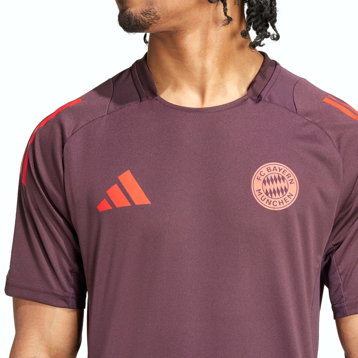 Adidas Maillot Bayern Prune, gros plan sur le blason et le logo Adidas rouge, BirdNova Algérie