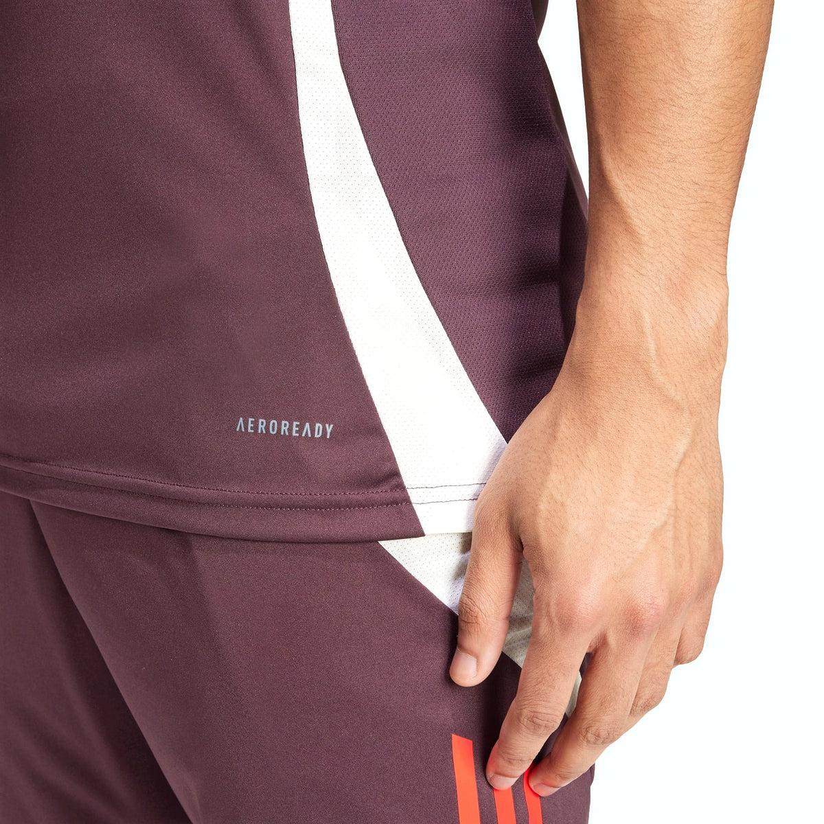 Adidas Maillot Bayern Prune, gros plan sur l'étiquette AEROREADY et l'empiècement crème, BirdNova Algérie