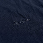 Logo Pepe Jeans brodé ton sur ton du polo marine en gros plan — original BirdNova Algérie