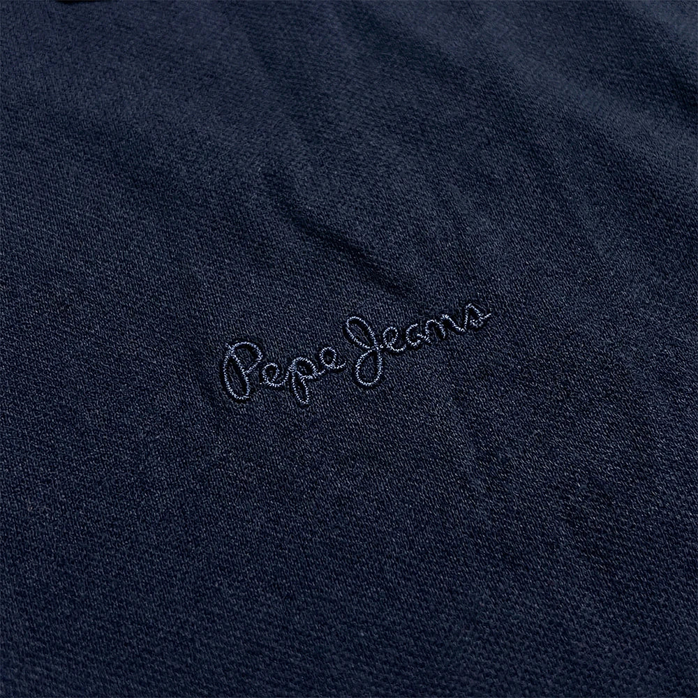 Logo Pepe Jeans brodé ton sur ton du polo marine en gros plan — original BirdNova Algérie