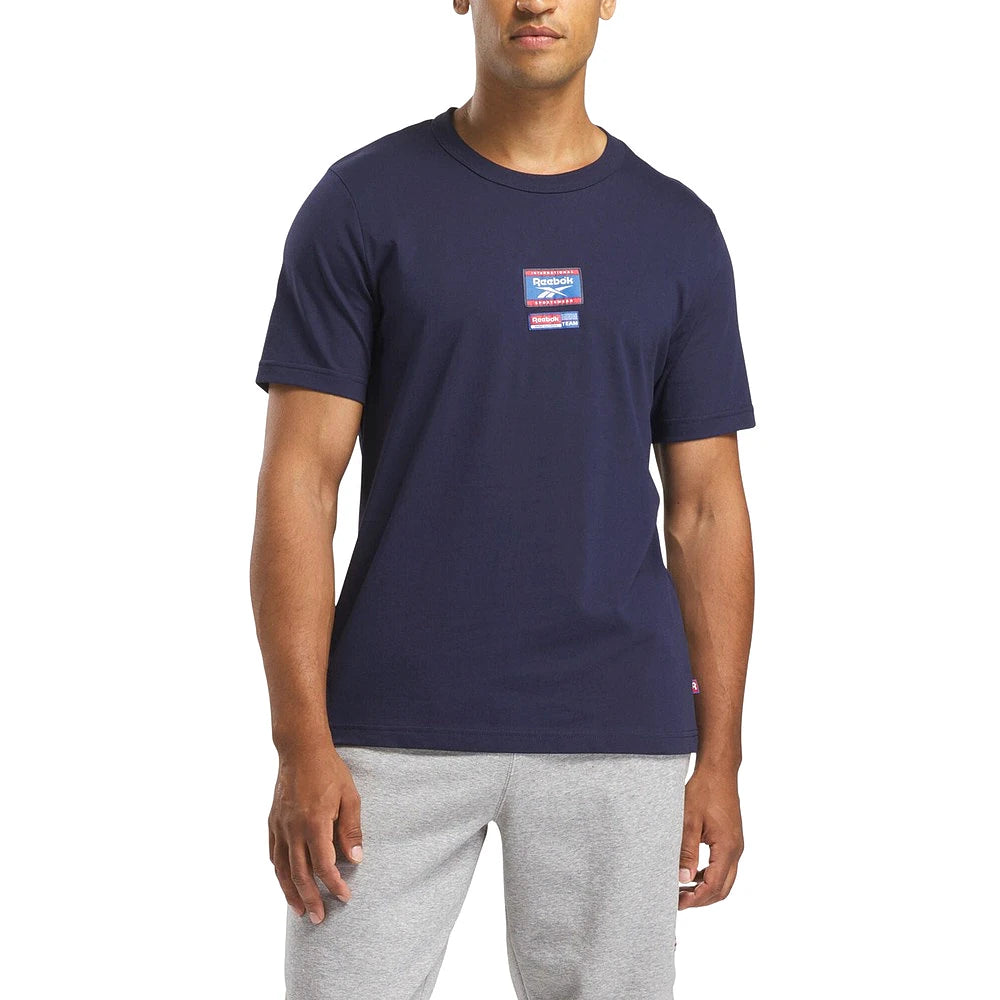 Reebok T-Shirt Bleu Marine Homme, vue de face portée avec badge, BirdNova Algérie