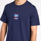 Reebok T-Shirt Bleu Marine, gros plan sur le badge Reebok bleu et rouge, BirdNova Algérie