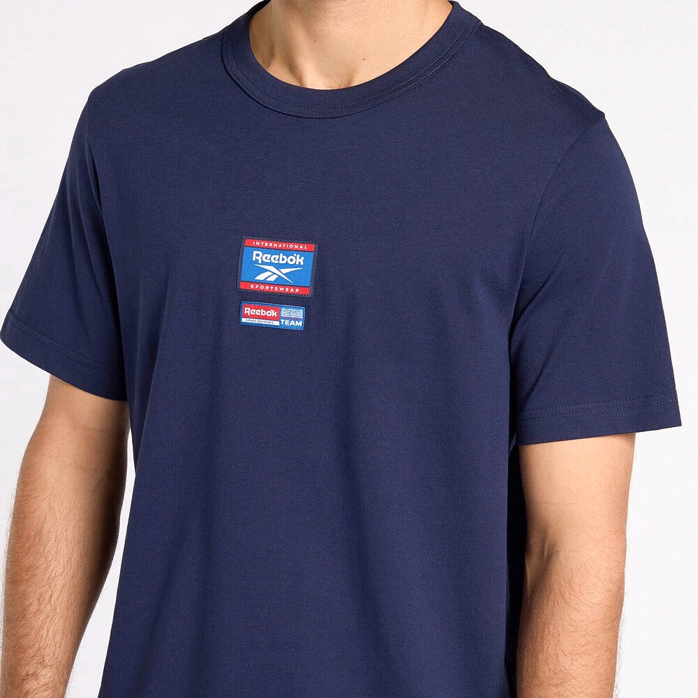 Reebok T-Shirt Bleu Marine, gros plan sur le badge Reebok bleu et rouge, BirdNova Algérie