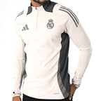 Adidas Haut Real Madrid Beige, vue de trois quarts main dans la poche, BirdNova Algérie