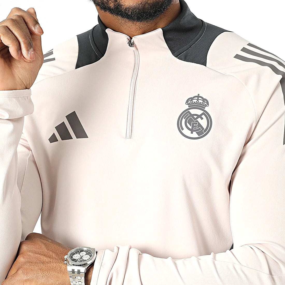 Adidas Haut Real Madrid Beige, gros plan sur l'écusson et le logo Adidas, BirdNova Algérie