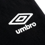 Logo Umbro losange blanc sur panneau noir du polo vert — original BirdNova Algérie