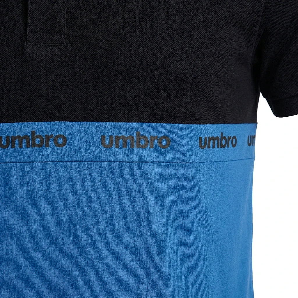 Bandeau du nom Umbro répété sur le torse du polo bleu — original BirdNova Algérie