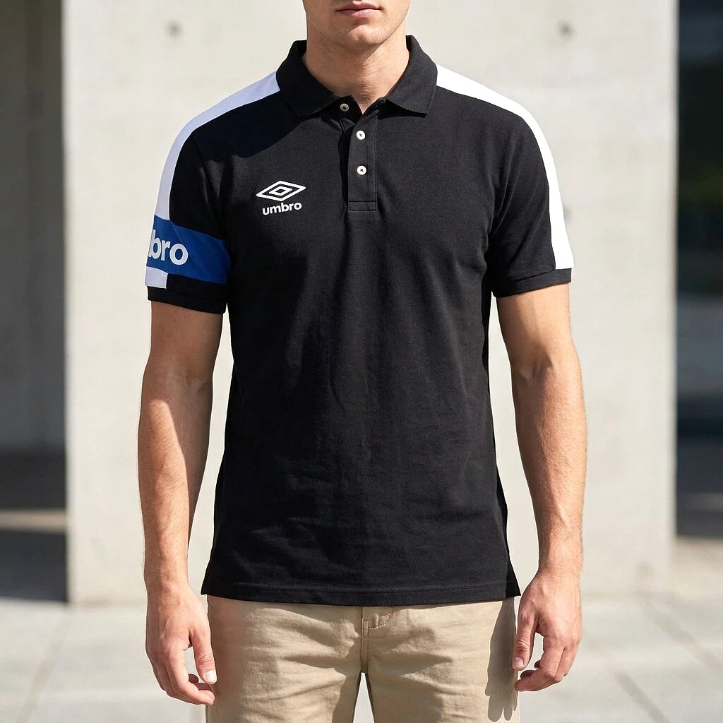Umbro Polo Noir Brassard Bleu Royal porté par un homme — original BirdNova Algérie