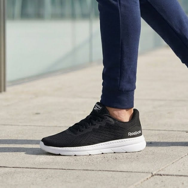 Baskets Hommes Reebok Quick Jogger vue de face en situation - BirdNova Algérie